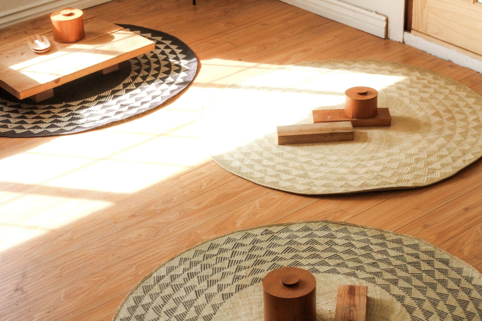 White Triangle Mat | 4' Round | Natural Base - Shopping Warriors